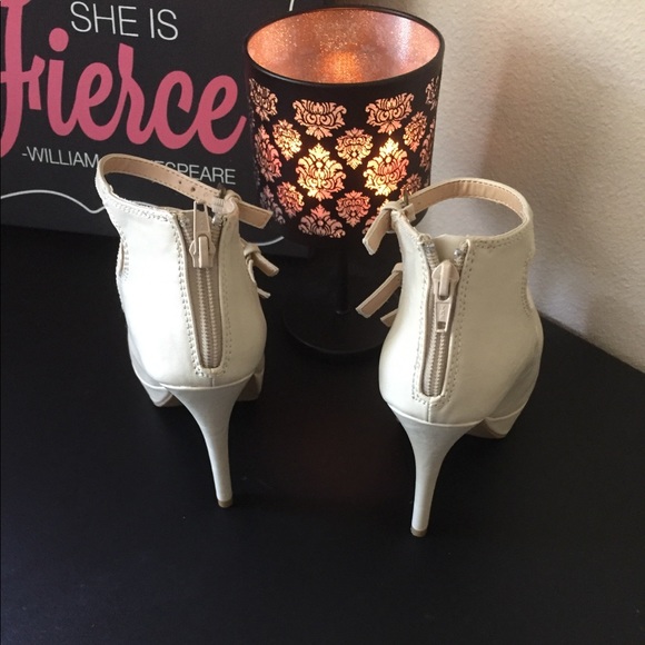 NWOT 🌸 LC Vienna cream heels - Picture 3 of 4